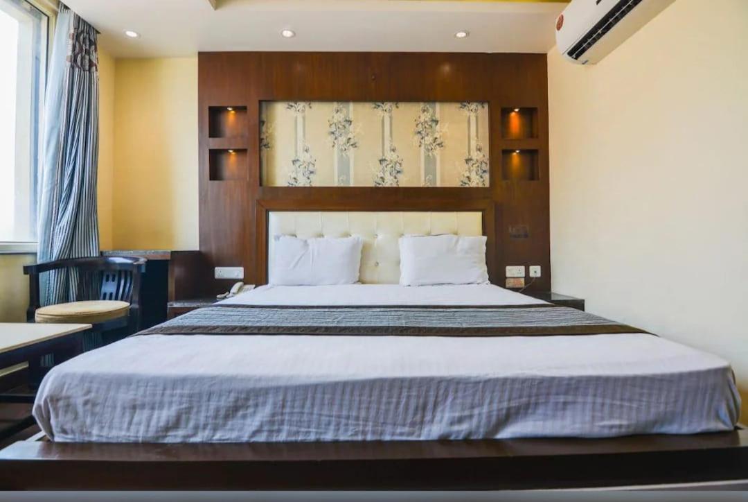 Hotel Opulence Pathānkot 외부 사진