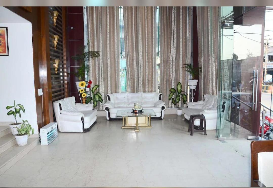 Hotel Opulence Pathānkot 외부 사진